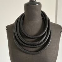 Lederkette / Schmuckkette aus Leder – Avantgardistisch