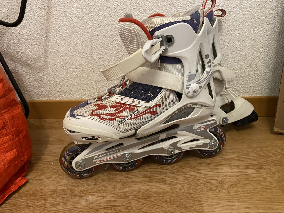 Pattini in linea & Pattini a rotelle: Rollerblades Grösse 32 - 37 – Usato da Obfelden venduto da Radiesli