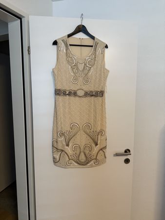 Elegantes, beige-farbenes Kleid mit edlen Verzierungen