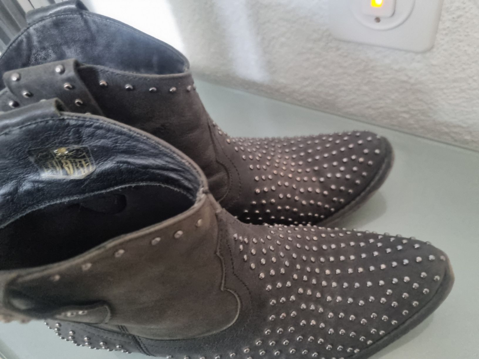 Scarpe da donna: SCHUTZ Nieten Boots Leder Gr. 39 – Usato da Hunzenschwil venduto da dio_6npr 1