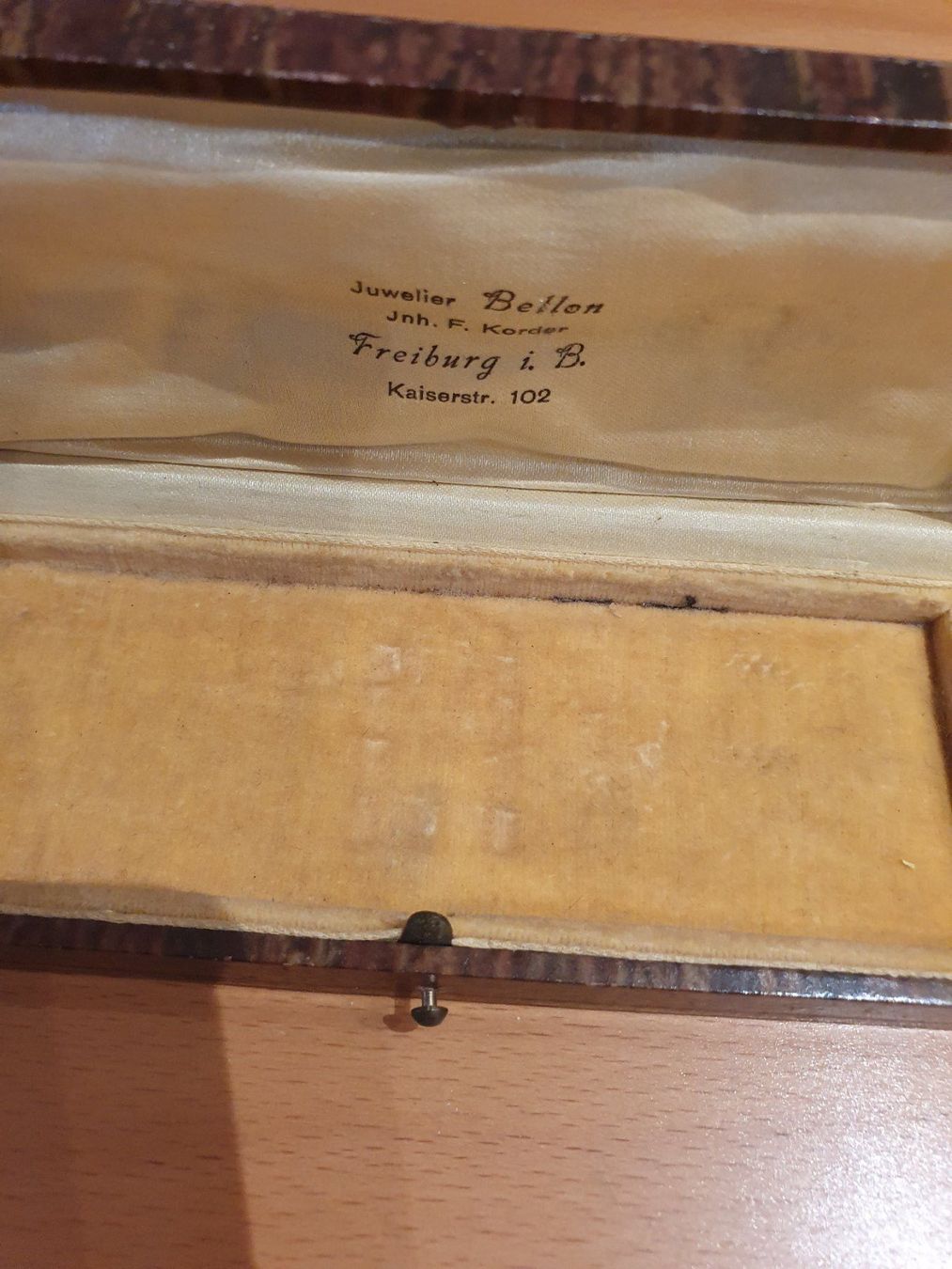 Catenine: Antike Schmuckschatulle mit Kette und Brosche im Set – Usato da Basel venduto da M2 4