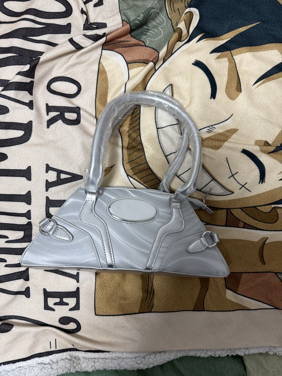 Borse da donna: Silver Handbag Trapezoid Shape New – Nuovo e nell'imballaggio originale da Siggenthal Station venduto da tha_2yxs