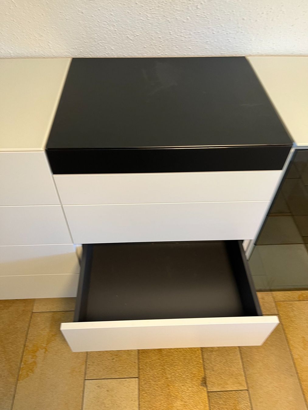 Kommoden: Modernes Sideboard Hochglanz Weiss-Schwarz Vitrine Barklappe – Gebraucht aus Leuggern von Yzerman2 5