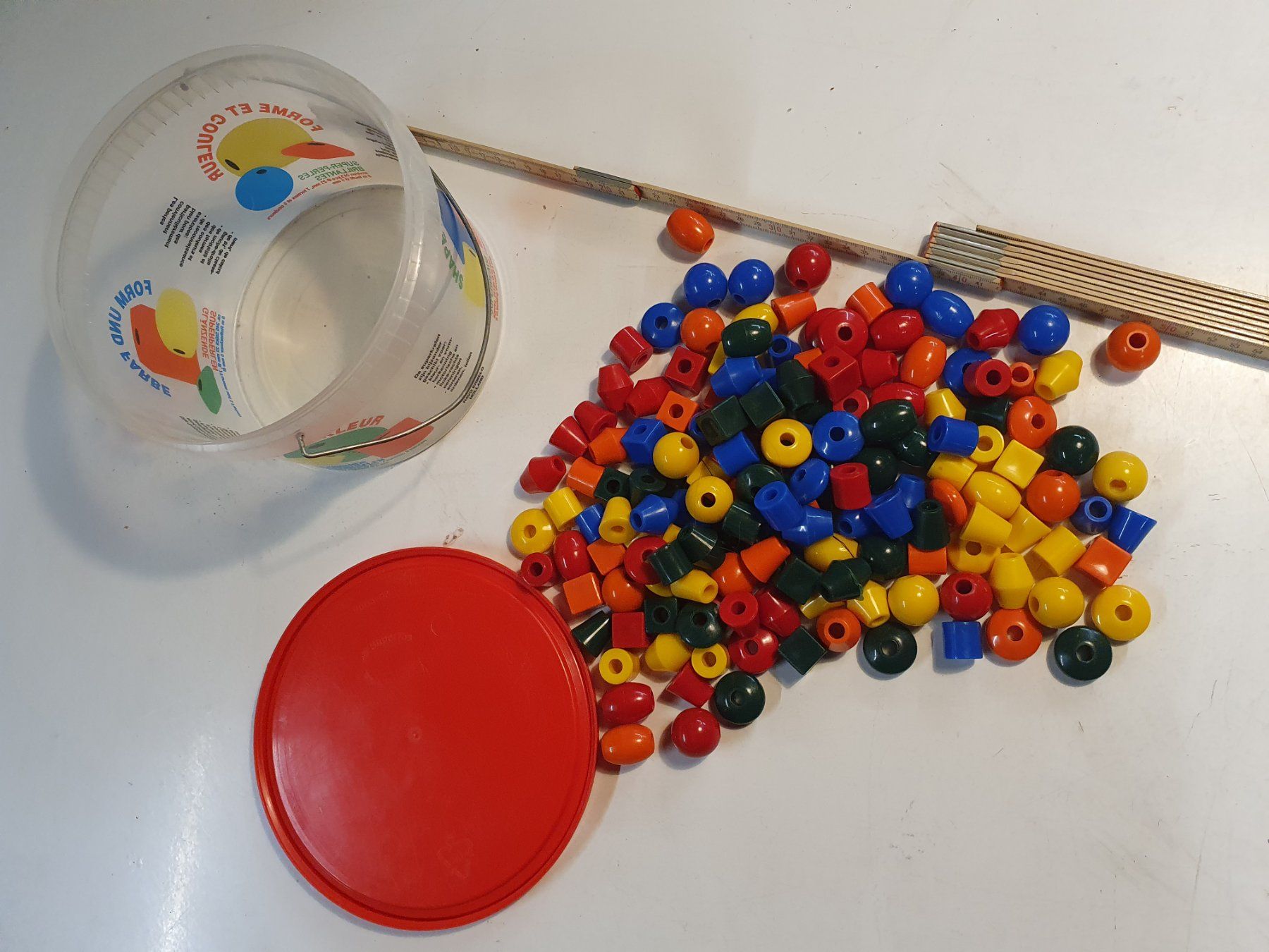 Perle (finte): Ein Kübel Plastikperlen – Usato da Zürich venduto da dialout