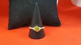 Elegante ring mit Peridot und Zirkonia, Grösse 59
