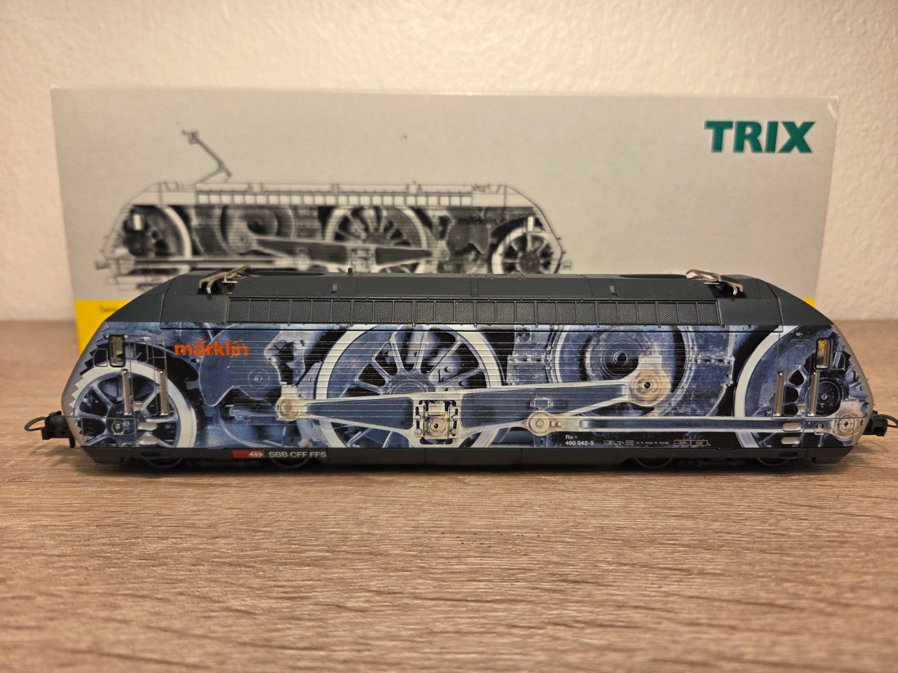 Trix Modellini di ferrovie: Trix 22726 E-Lok Re 460 "Industrie" SBB H0 – Nuovo e nell'imballaggio originale da St-Aubin-Sauges venduto da Lo_Go