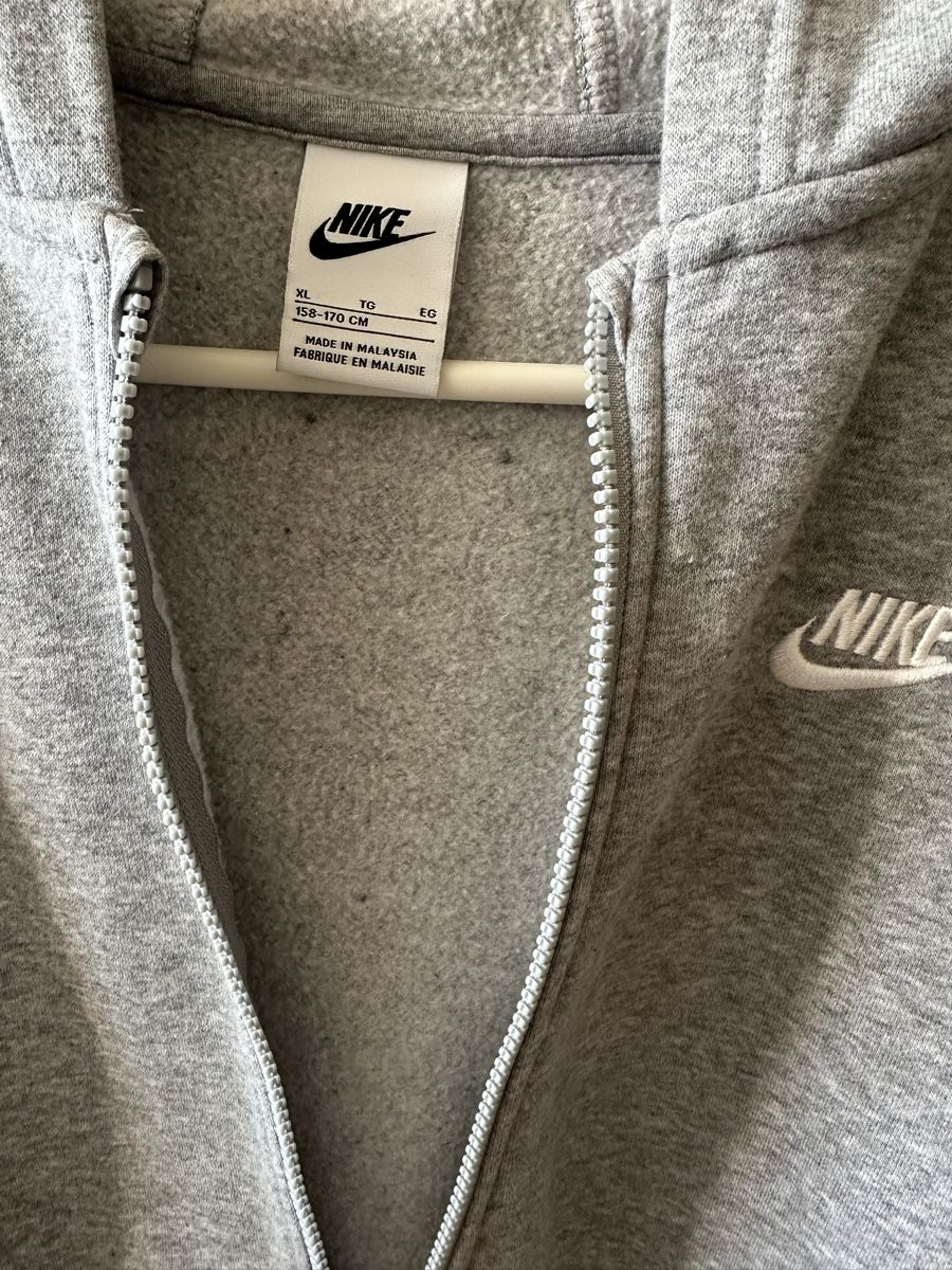 Nike Giacche & Cappotti: Nike Sweatjacke 158/164 hellgrau – Usato da Wetzikon ZH venduto da brandshop 1