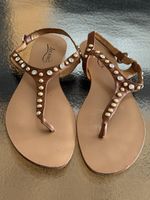 Ioannis Zehensandalen mit Nieten und Strass