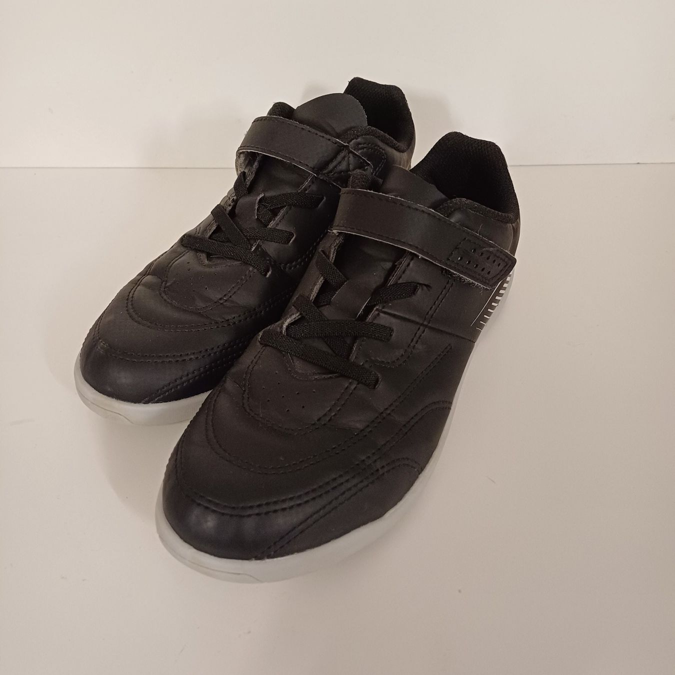 Decathlon Scarpe da uomo: Chaussures de salle Kipsta noires taille 36 – Usato da Villeneuve VD venduto da vog_yc5s 2