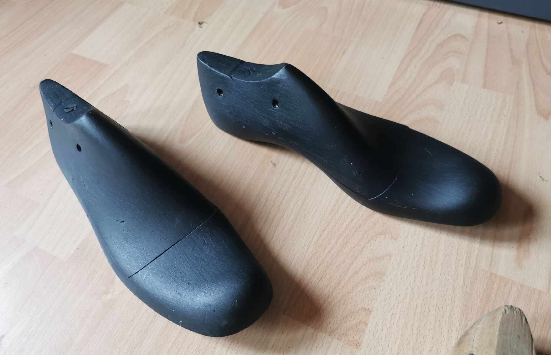 Tutte le decorazioni: Alte Herrenschuhleisten, schwarz gestrichen – Usato da Niederönz venduto da Silverbluecat 1