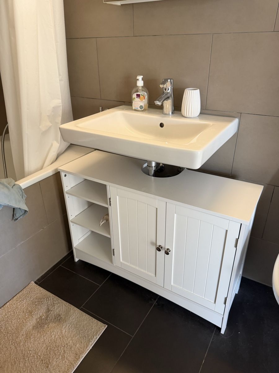 Scaffali: Bathroom Cabinet White two doors shelves used – Usato da Kölliken venduto da ali_8ftb 1