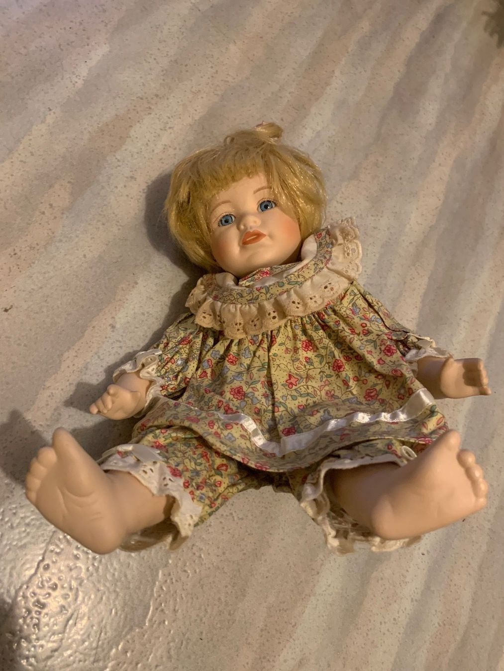 Bambole: Poupée en porcelaine de bébé assis – Usato da Vernayaz venduto da Darkfrost 2