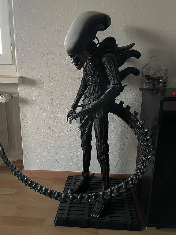 Skulpturen & Statuen: Figurine de alien articuler 1,2m – Gebraucht aus le locle von caryl 3