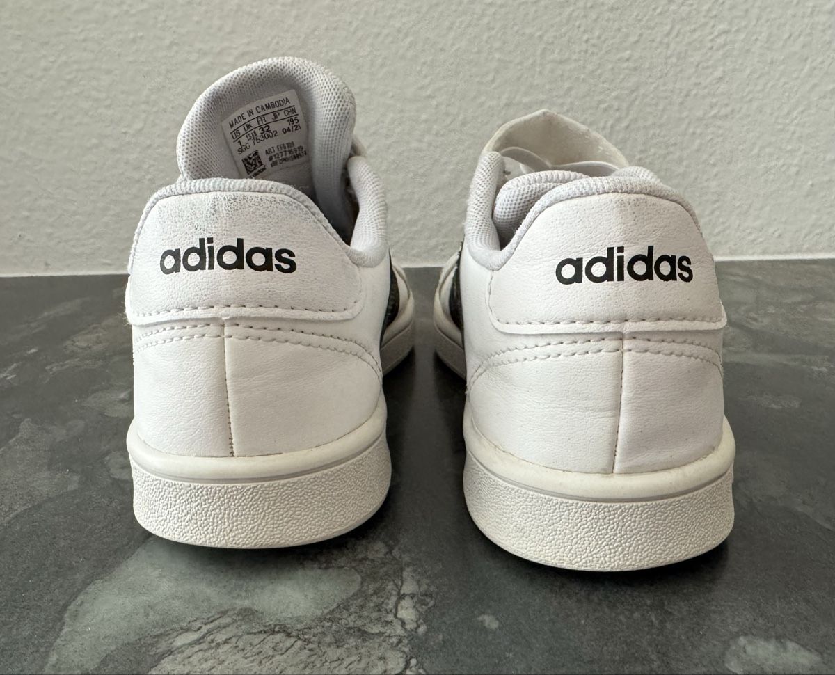 Adidas Scarpe per ragazzi: Adidas Kinder Sneaker, Grösse 32 – Usato da Flumenthal venduto da Krajan 1