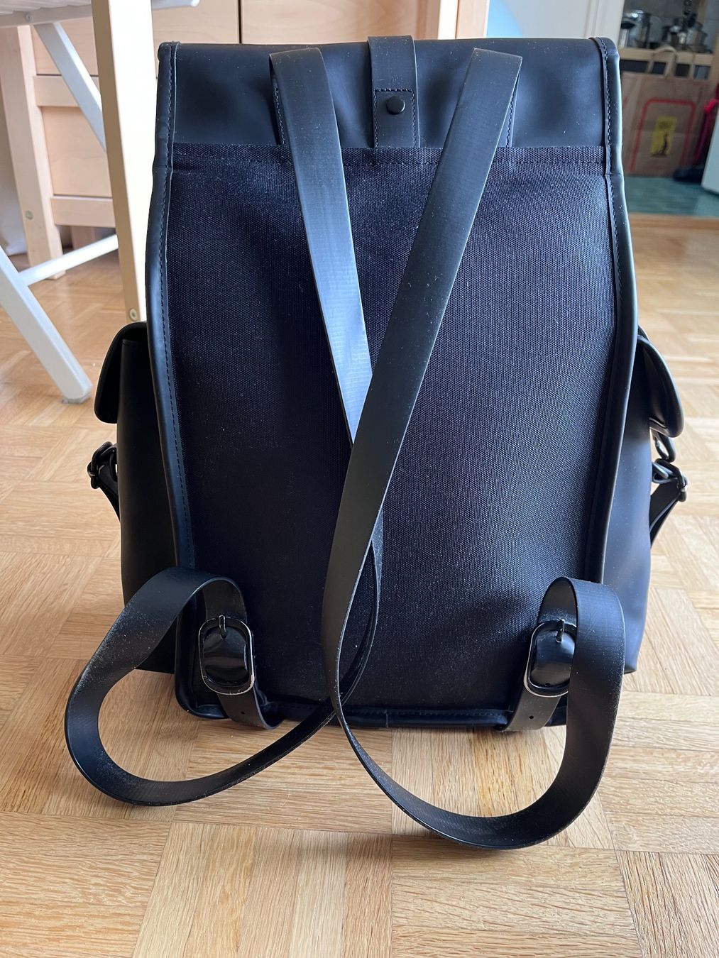 Rains Zaini: Sac à dos Rains noir – design minimaliste – très bon état – Usato da Lausanne venduto da jen_jeon 2