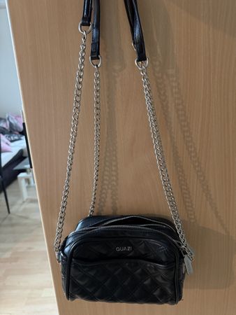Schwarze Quazi Handtasche mit Kettendetails – Top Zustand