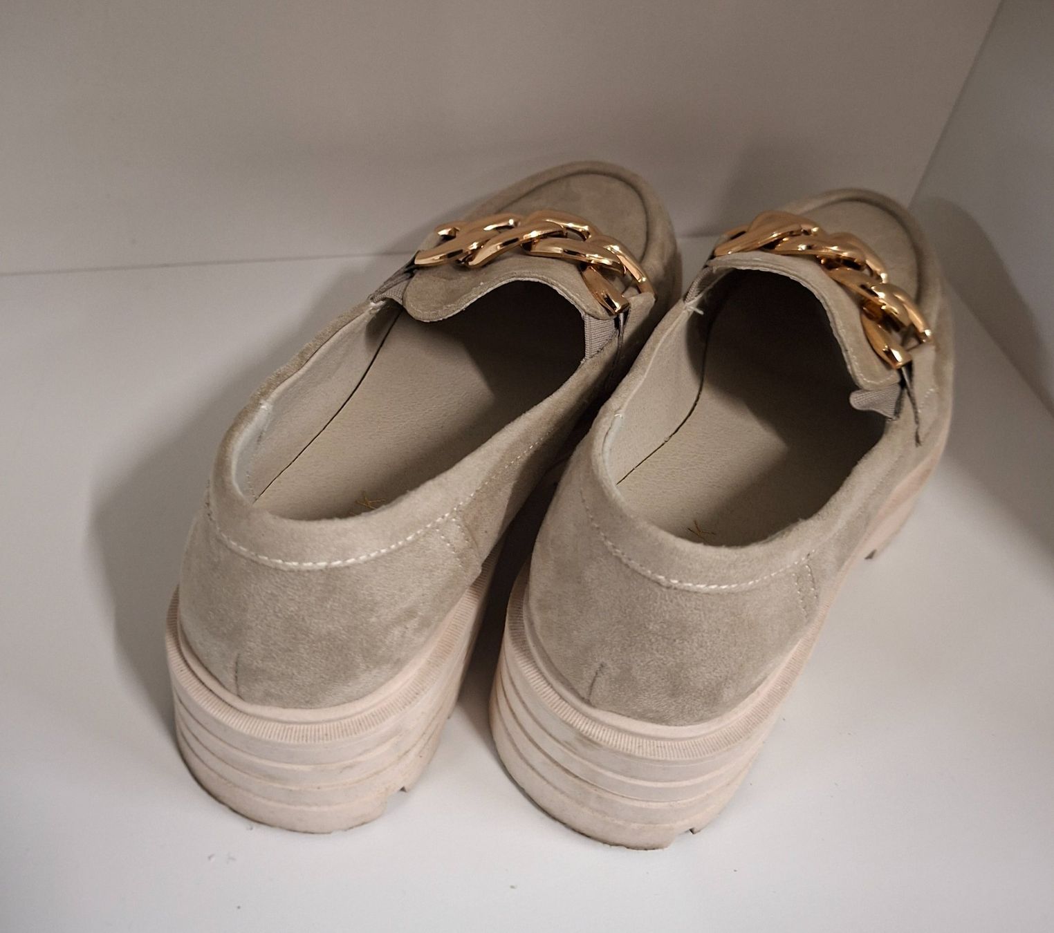 Scarpe da donna: Catwalk Beige Loafer mit Kette Gr. 36 – Usato da hombrechtikon venduto da Marijo 3