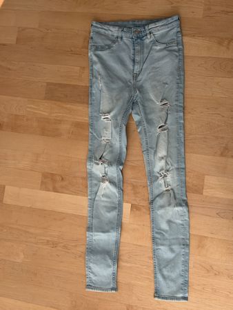 H&M Divided Jeans hellblau Grösse 38 mit Rissen