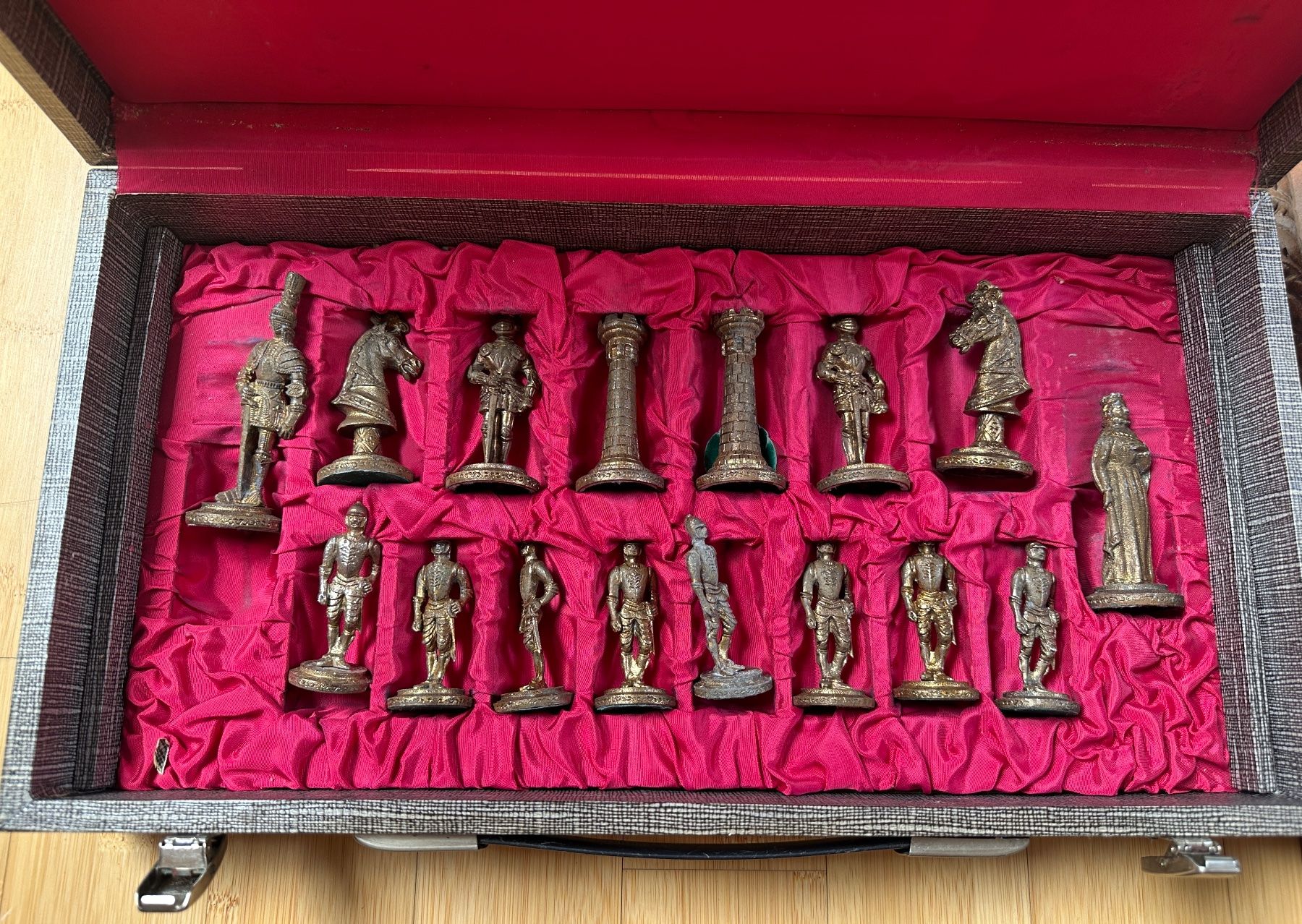 Giochi: Edles Schachspiel mit Figuren-Set, Lederbrett, – Usato da Beckenried venduto da Kensykatro 3