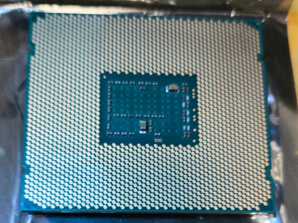 Intel Componenti elettronici: Intel Xeon E5-2690v3 – Usato da Möhlin venduto da mcintel 1
