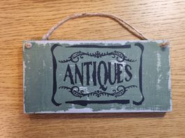 Dekoschild „ANTIQUES“ im Vintage Shabby Look – Holztafel