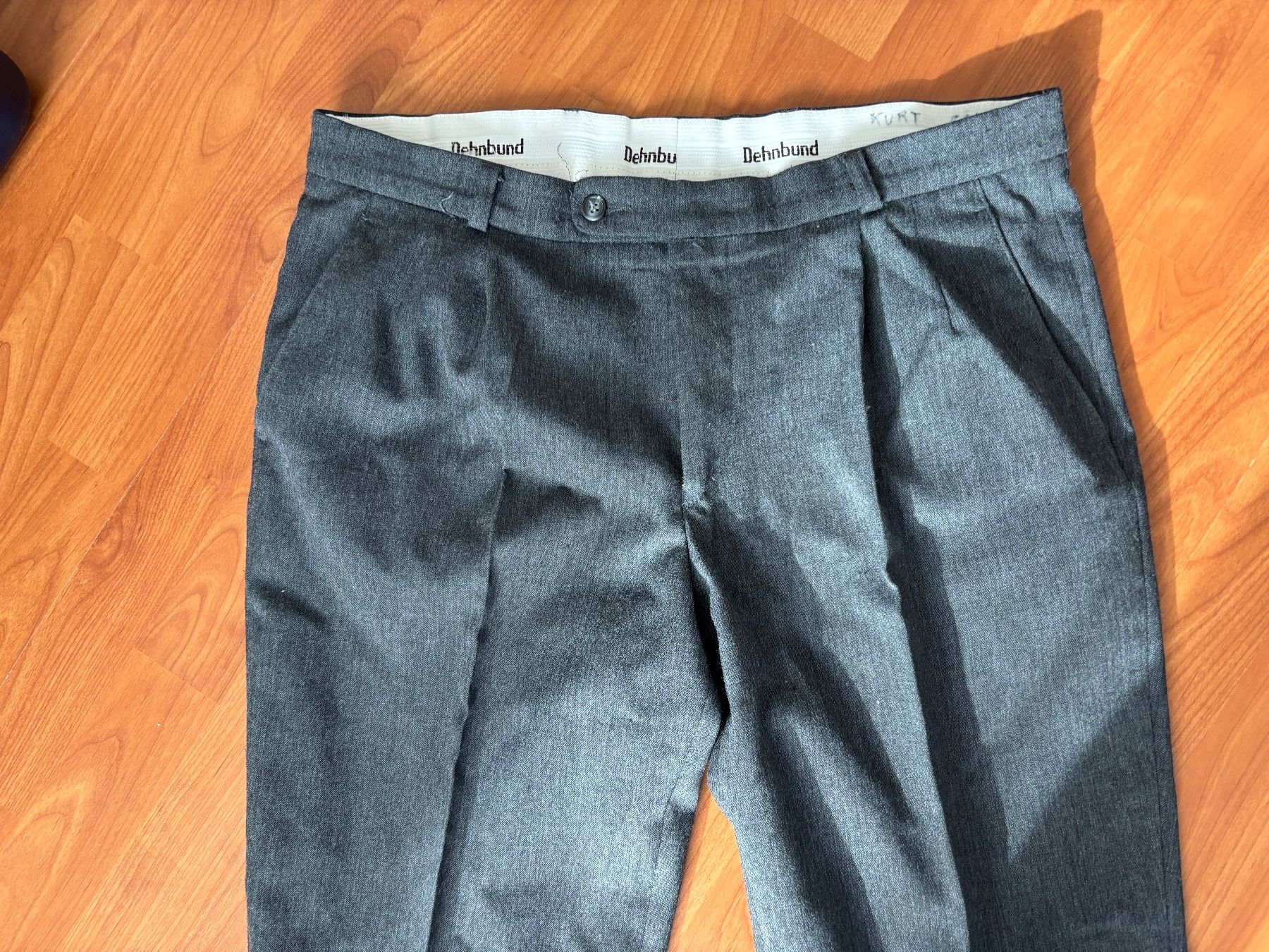 Pantaloni: Graue Bundfaltenhose mit Dehnbund ca. M – Usato da Balsthal venduto da Uroby 1
