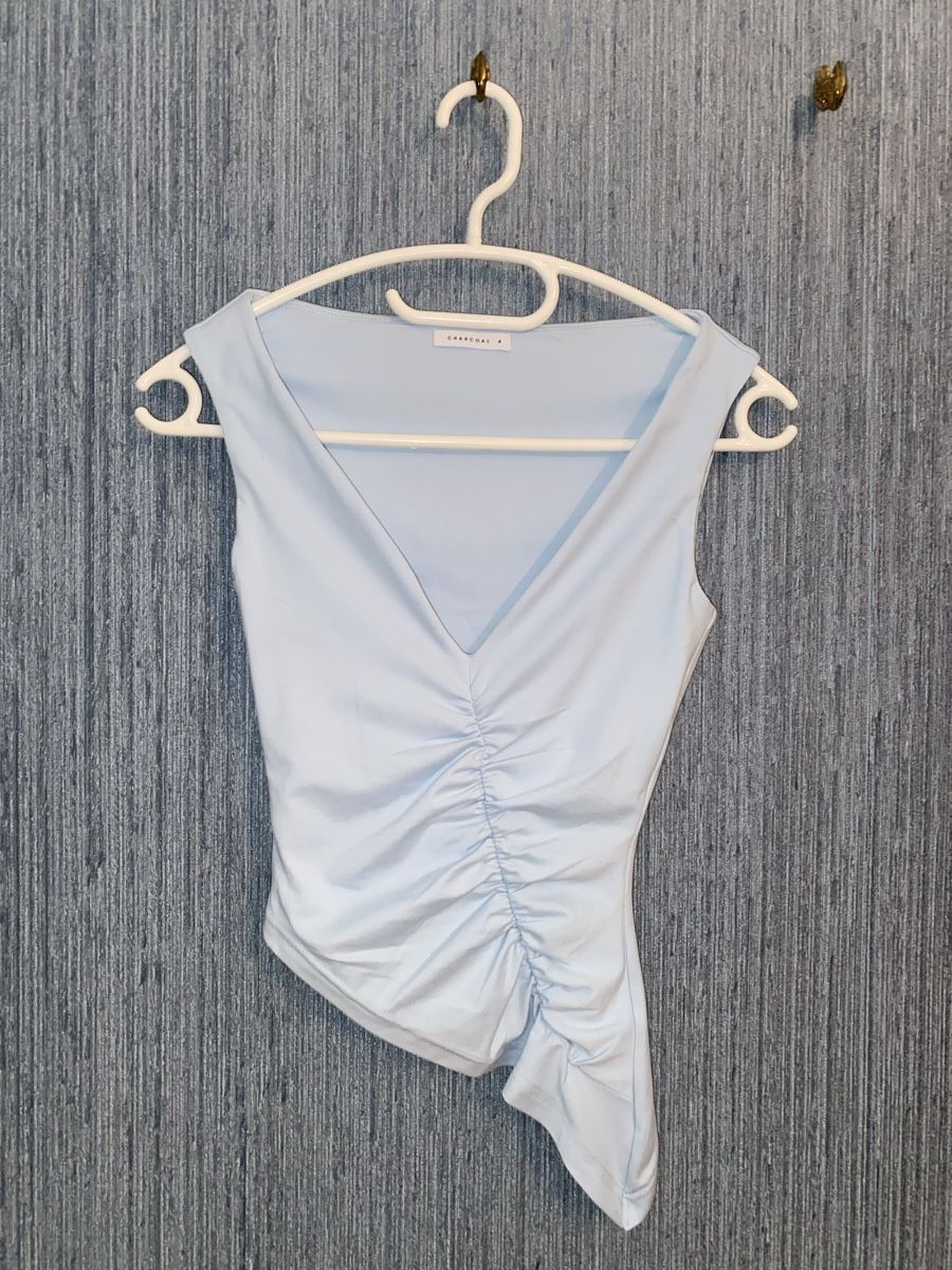 Top: Charcoal - Top asymétrique bleu clair – Nuovo (secondo la descrizione) da Genève venduto da TheMattiBoutique
