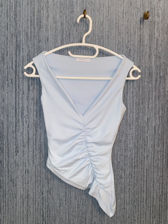 Charcoal - Top asymétrique bleu clair