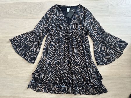 Jolie robe noire / beige effet savane safari léopard zèbre t