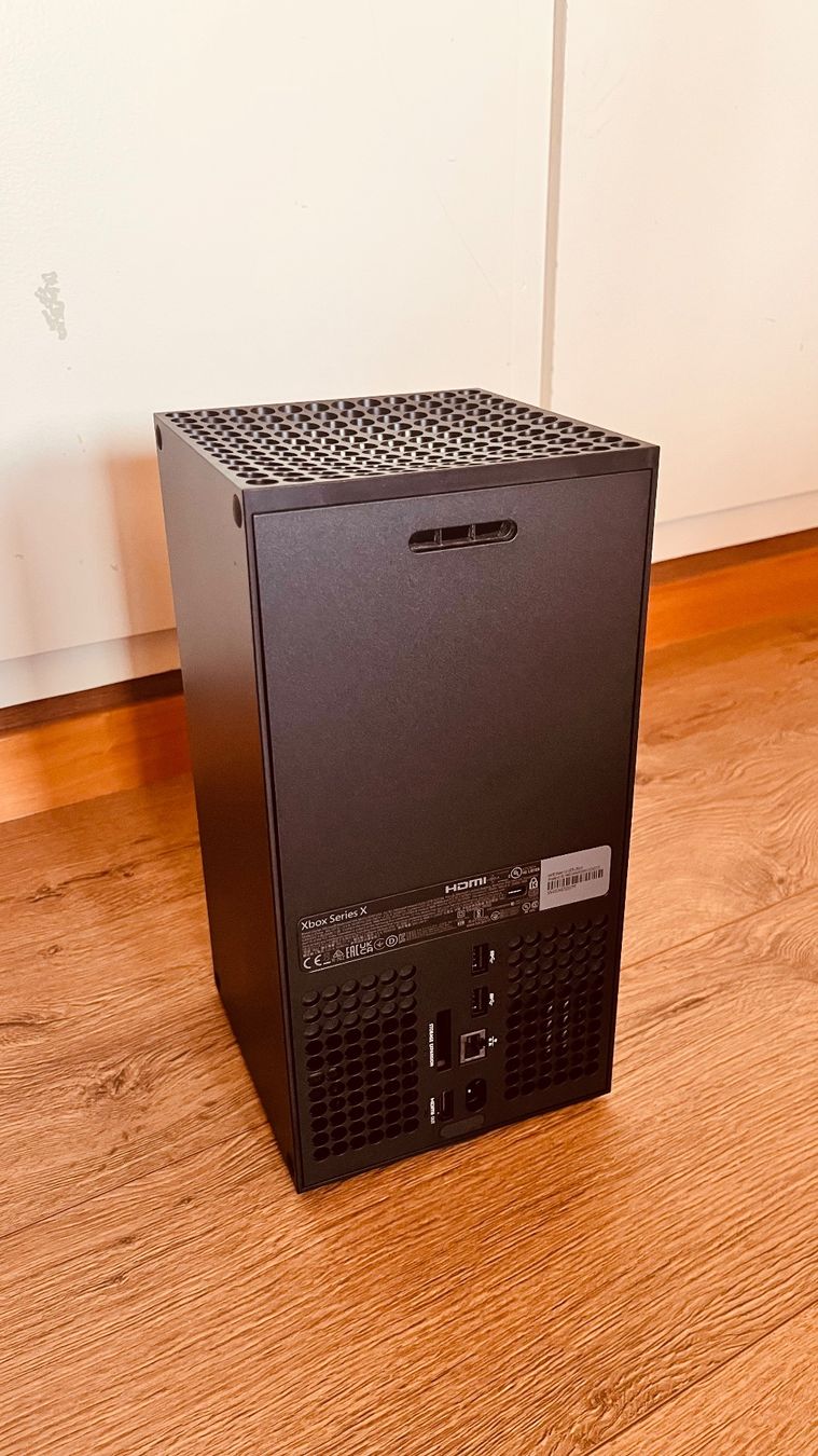 Microsoft Konsolen: Xbox Series X 1TB mit 2 Controller – Gebraucht aus Niederönz von Golobin 2