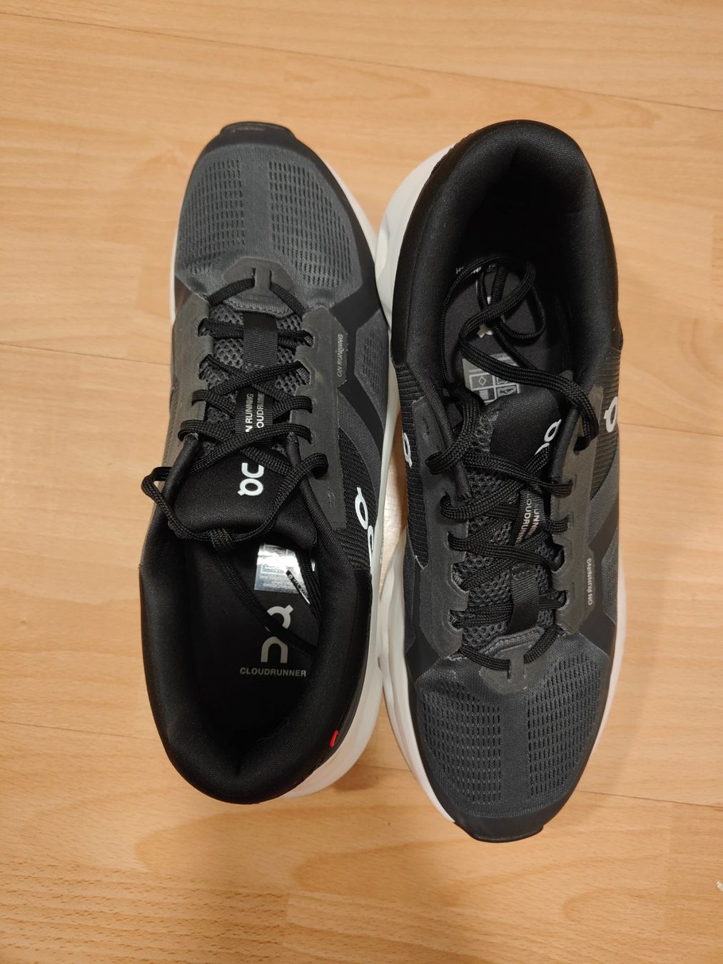 On Scarpe da uomo: NEU On Cloudrunner 2 Schuhe Herren Grösse 44.5 schwarz – Nuovo (secondo la descrizione) da Unterägeri venduto da sandaime 2