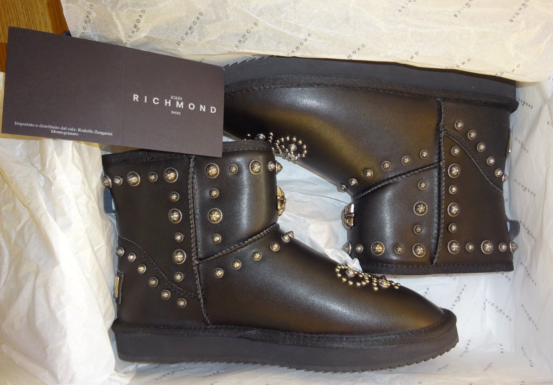 Ugg Herrenschuhe: John Richmond BELLISSIMI, COMODE e CALDE UGG n. 40 IT – Neu und originalverpackt aus Bissone von vis_lpp9 7