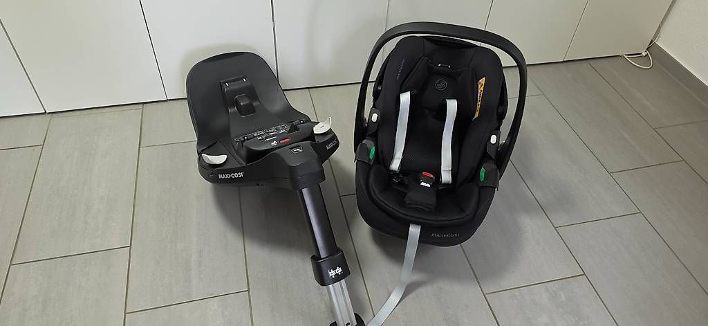 Seggiolini per auto: MAXI COSI Sitz mit 360 Grad Basisstation – Usato da Ebmatingen venduto da luk_zy6t
