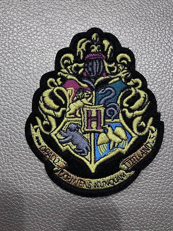 Toppe: Harry Potter Aufnäher Hogwarts Textil – Usato da Wigoltingen venduto da Tigerlilly