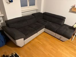 Ecksofa mit Liegefunktion grau weiss / 8 Jahre alt