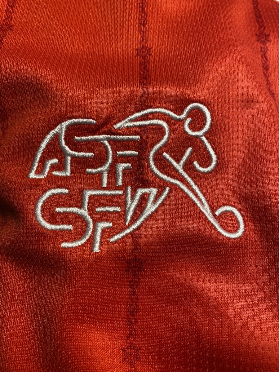 Schweizer Nati Leibchen & Hosen: Schweizer Fussball Nationaltrikot – Neu und originalverpackt aus Wil SG von  1
