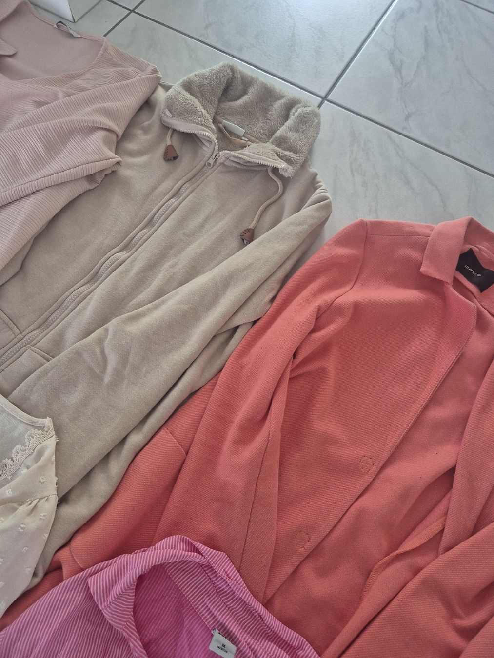 Lotti di vestiti: Damen Kleiderpaket mit der Gr. M/L – Usato da Gisikon venduto da area1985 2