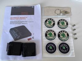 SKODA Kit Porte-clé capuchons valves Logos Portes Roues LED