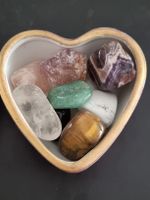 8 Edelsteine / Heilsteine in einer schönen Herzschatulle