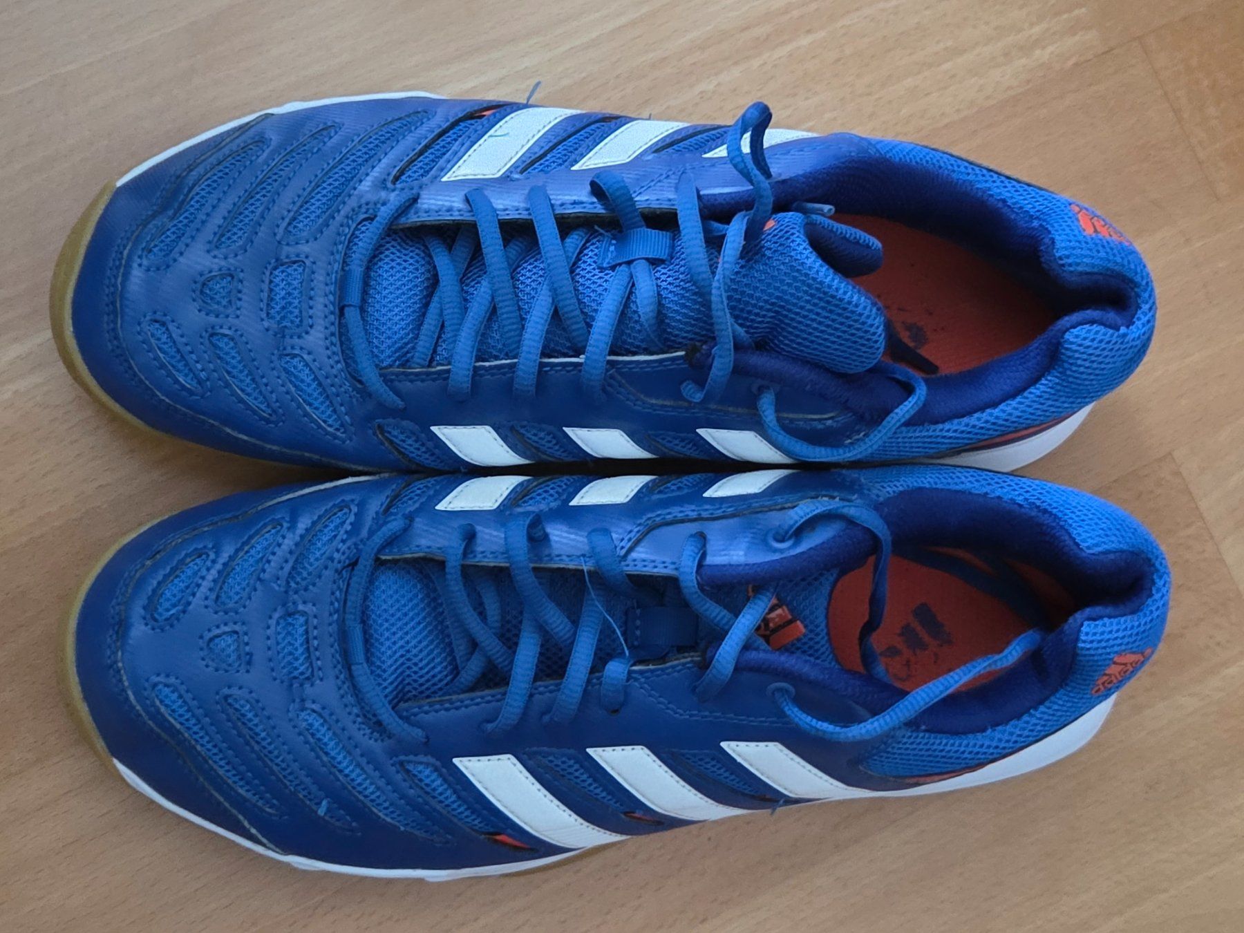 Adidas Herrenschuhe: Neuw. Adidas Hallenschuhe - blau - Gr.46 – Neu (gemäss Beschreibung) aus Uznach von Laeuffer