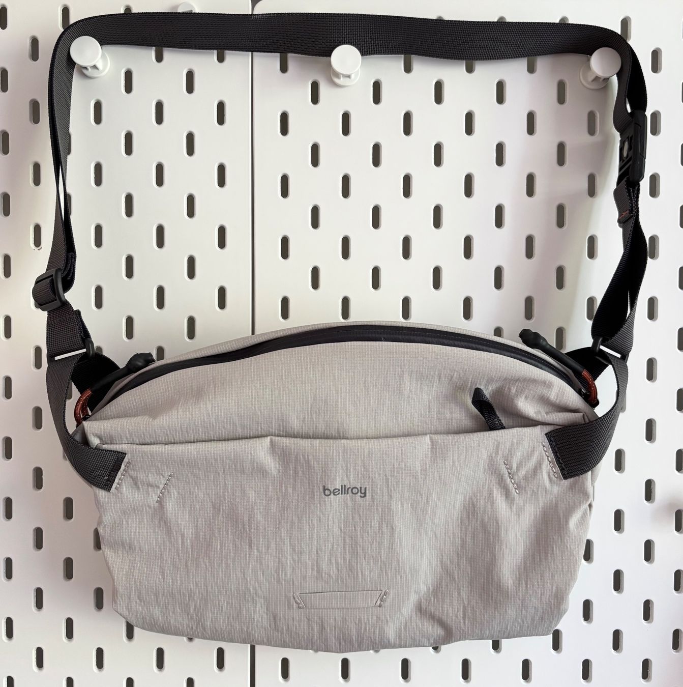 Bellroy Taschen: Bellroy Lite Sling Ash colour – Neu (gemäss Beschreibung) aus Zürich von hol_bc6v