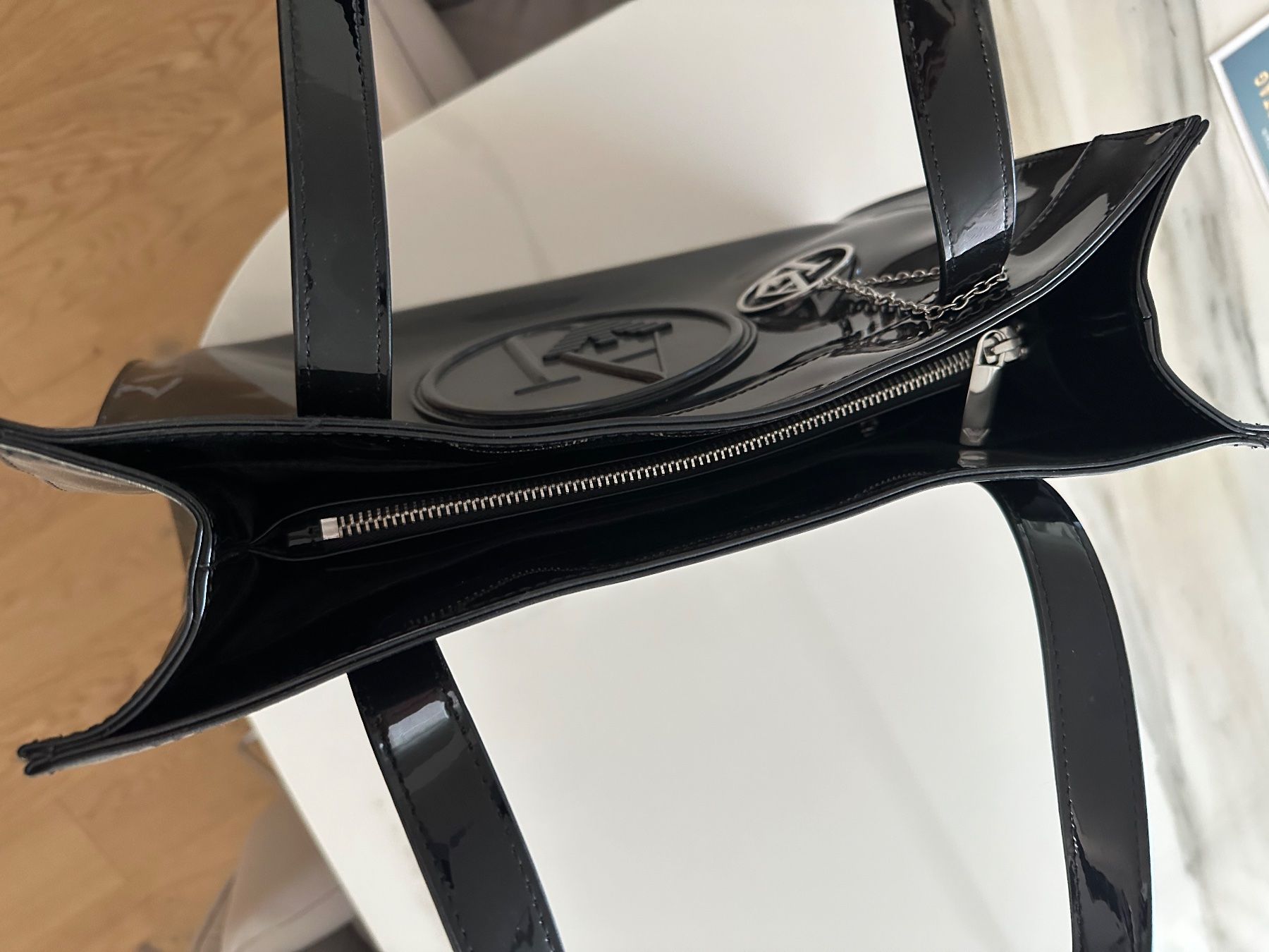Armani Borse da donna: Armani Lack Tasche Schwarz Glänzend – Usato da Winterthur venduto da jel_hc8v 1