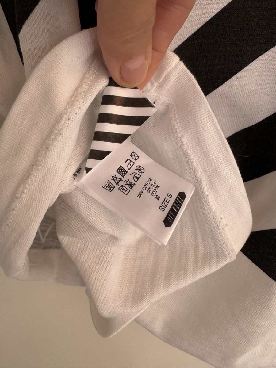 Off-White T-shirt: Off-White T-Shirt, Top Zustand – Usato da zürich venduto da Bailey17 7