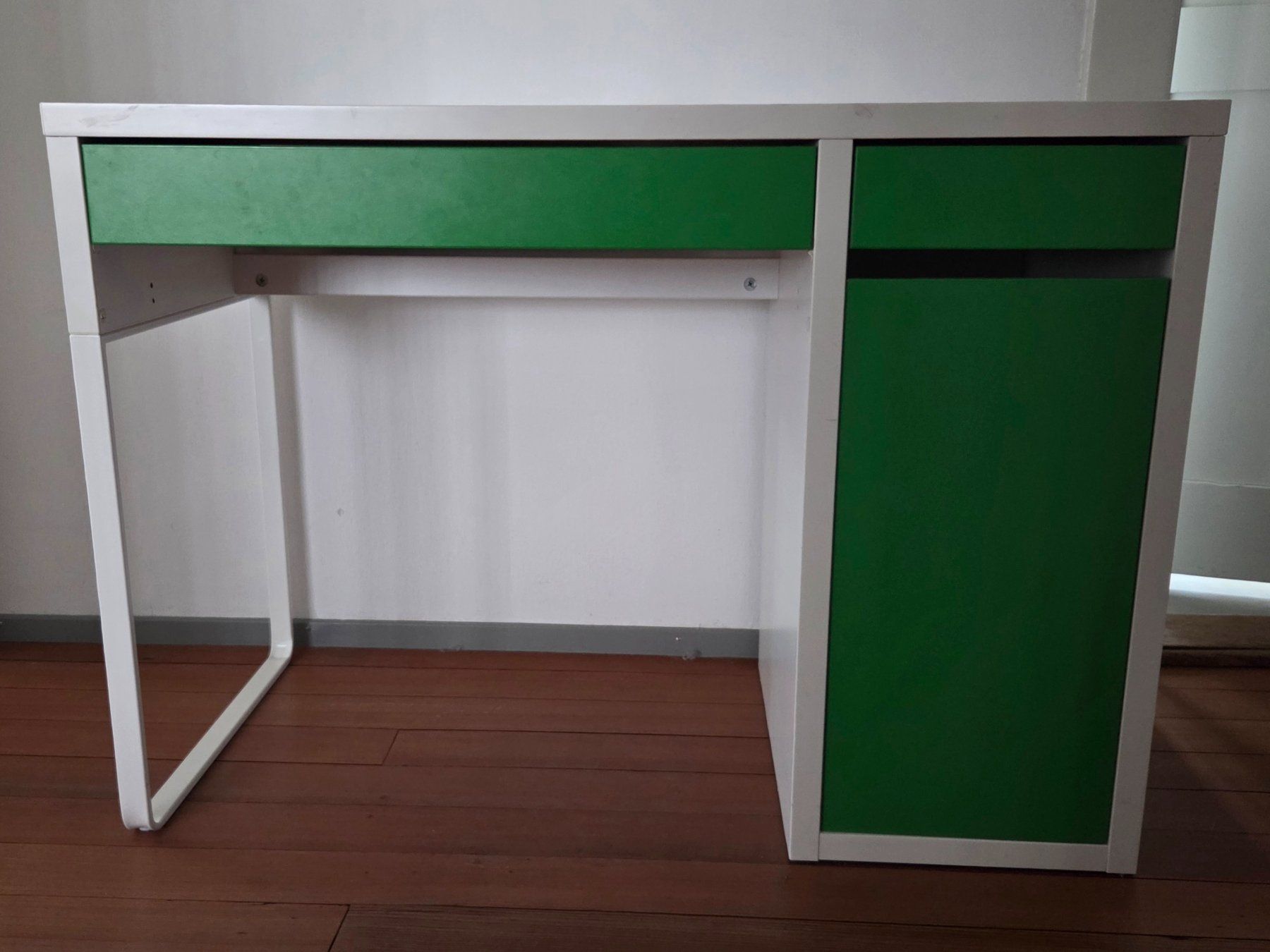 Ikea Bureaux: Tisch Micke mit Klinderbürostuhl – D'occasion à Birmensdorf ZH par West110 1