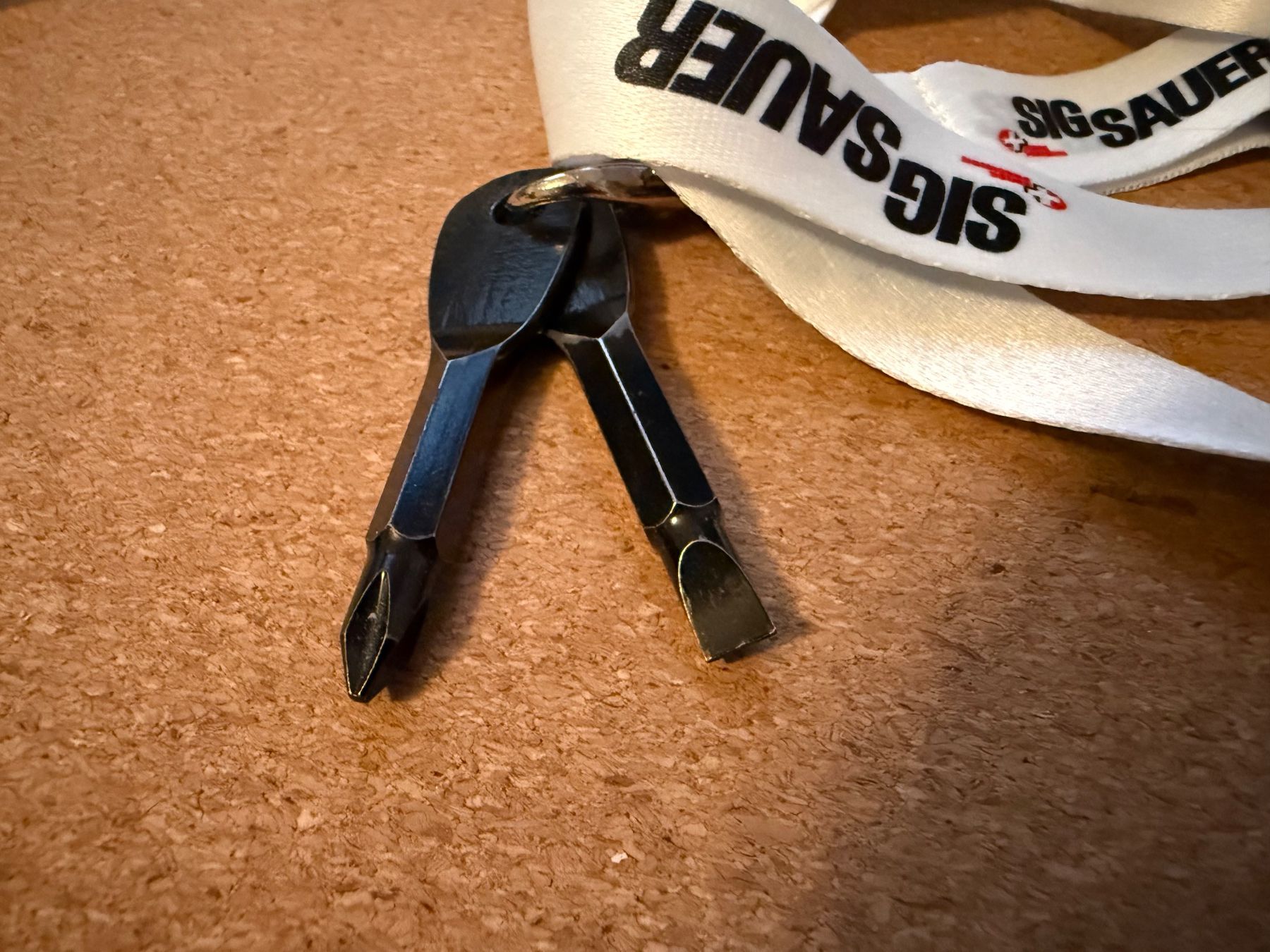 Sig Sauer Tutti gli attrezzi: Sig Sauer Lanyard mit Schraubenziehern – Nuovo (secondo la descrizione) da Burgdorf venduto da d-noize 1