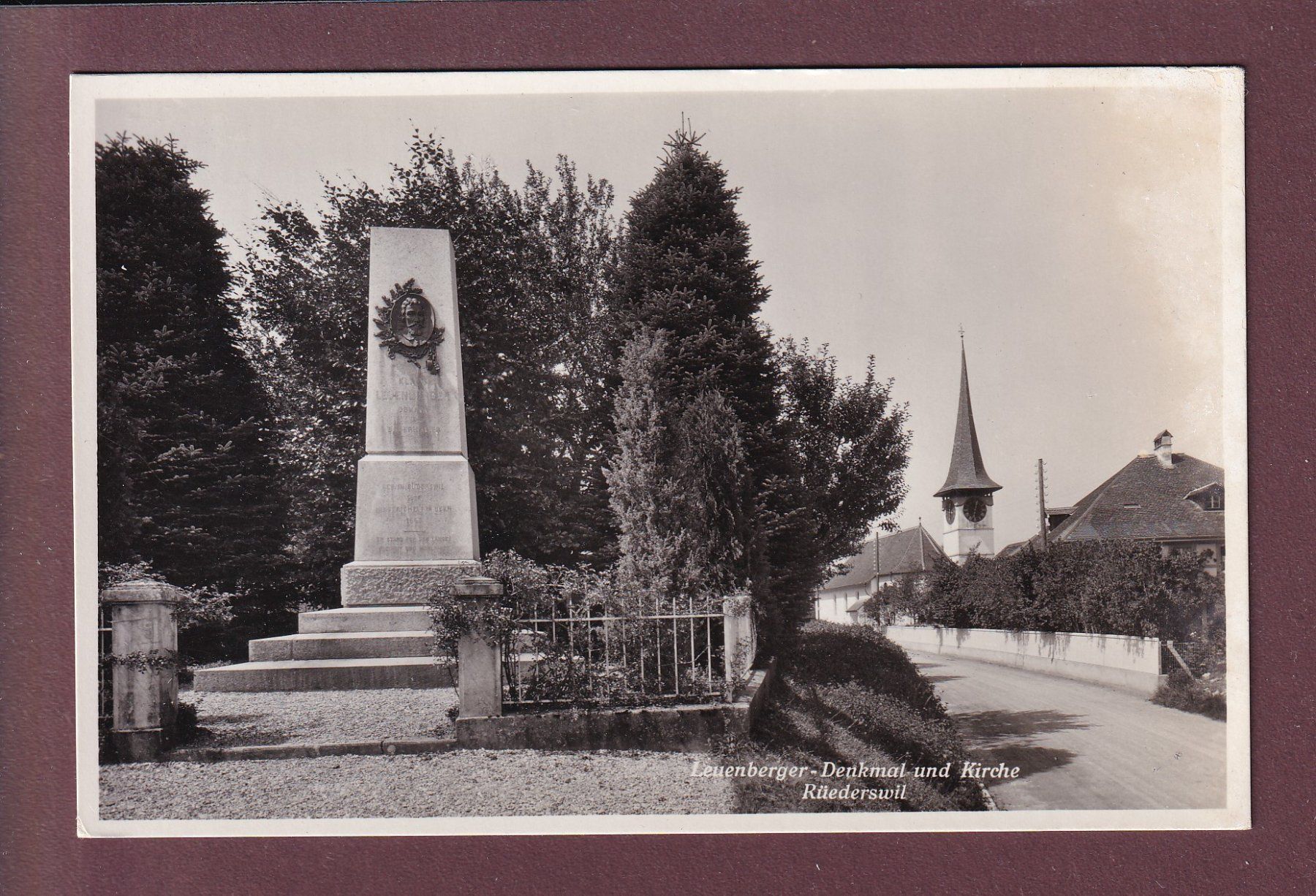 Cartoline postali: RÜDERSWIL - Leuenberger-Denkmal - Kirche – Usato da Pully venduto da nicecards
