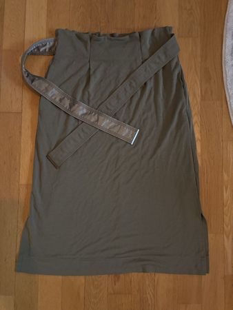 Esprit Rock Khaki Gr. S mit Gürtel und Taschen, Neuwertig