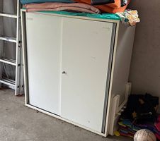 Weisser Schiebetürenschrank, viel Stauraum von Sedus