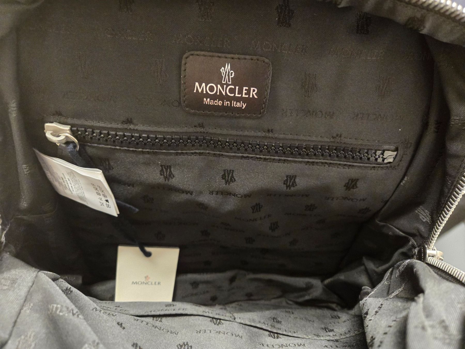 Moncler Zaini: Moncler Rucksack Blau Neu – Nuovo (secondo la descrizione) da Küsnacht ZH venduto da LuxuryBroker 5