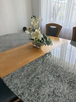 Esstisch mit Granitplatte und vier Stühlen Holz hell